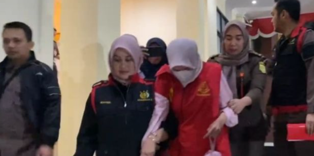 Korupsi merupakan isu serius yang terus mengemuka dalam berbagai aspek kehidupan masyarakat, terlebih dalam pengelolaan anggaran negara yang seharusnya digunakan untuk kepentingan bersama. Kasus terbaru yang mencuat di Kabupaten Bojonegoro, Jawa Timur, melibatkan dua karyawan dari sebuah dealer mobil yang diduga terlibat dalam praktik korupsi pengadaan mobil siaga desa. Pengadaan mobil siaga desa merupakan program pemerintah yang bertujuan untuk meningkatkan pelayanan publik di tingkat desa, namun praktik korupsi dapat merugikan masyarakat dan menghambat pembangunan. Artikel ini akan membahas lebih dalam tentang kasus ini, dengan fokus pada latar belakang, proses hukum yang dihadapi, dampaknya terhadap masyarakat, serta langkah-langkah pencegahan yang perlu diambil untuk menghindari kasus serupa di masa mendatang. Latar Belakang Kasus Korupsi Kasus korupsi yang melibatkan dua karyawan dealer mobil di Bojonegoro berawal dari pengadaan mobil siaga desa yang dilaksanakan oleh pemerintah setempat. Program ini dirancang untuk membantu desa dalam memberikan layanan kesehatan, transportasi, dan penanganan bencana. Namun, dalam pelaksanaannya, terungkap adanya penyimpangan yang melibatkan pihak-pihak tertentu, termasuk karyawan dealer yang seharusnya berperan sebagai penyedia barang. Penyimpangan mulai terungkap ketika audit internal dilakukan oleh pihak berwenang. Dari hasil audit ditemukan bahwa harga mobil yang diajukan jauh di atas harga pasar, dan sejumlah dana juga diduga disalurkan ke rekening pribadi karyawan dealer tersebut. Praktik ini menunjukkan adanya kolusi antara karyawan dealer dan oknum di pemerintah daerah, yang seharusnya menjalankan pengawasan dan pengelolaan anggaran dengan transparan. Melihat latar belakang ini, penting untuk mengkaji lebih dalam mengenai proses pengadaan yang berlangsung. Proses pengadaan barang dan jasa yang tidak transparan dan akuntabel dapat menciptakan celah bagi praktik korupsi untuk terjadi. Dalam konteks pengadaan mobil siaga desa, seharusnya ada mekanisme yang jelas dan transparan untuk memastikan bahwa barang yang diterima sesuai dengan yang dijanjikan dan harga yang dibayarkan sesuai dengan nilai pasar. Kasus ini menjadi sorotan bukan hanya di Bojonegoro, tetapi juga di berbagai daerah lainnya yang mungkin menghadapi permasalahan serupa. Dengan meningkatnya kesadaran masyarakat terhadap isu korupsi, diharapkan akan ada tekanan untuk memperbaiki sistem pemerintahan dan pengelolaan anggaran, serta meningkatkan partisipasi masyarakat dalam pengawasan pengadaan barang dan jasa. Proses Hukum yang Dihadapi Setelah terungkapnya dugaan korupsi, pihak kepolisian setempat melakukan penyelidikan dan menetapkan dua karyawan dealer mobil sebagai tersangka. Proses hukum ini menandai langkah awal dalam upaya pemberantasan korupsi di tingkat lokal. Penetapan tersangka dilakukan berdasarkan bukti-bukti yang menunjukkan keterlibatan mereka dalam pengadaan mobil siaga desa, termasuk dokumen-dokumen transaksi yang mencurigakan. Dalam proses hukum ini, karyawan dealer mobil tersebut akan menjalani pemeriksaan dan dihadapkan pada pengadilan. Mereka dihadapkan pada berbagai pasal dalam undang-undang tentang pemberantasan tindak pidana korupsi. Jika terbukti bersalah, sanksi yang dikenakan bisa berupa pidana penjara dan denda yang cukup besar. Proses hukum ini diharapkan tidak hanya memberikan efek jera bagi pelaku, tetapi juga menjadi contoh bagi pihak lain agar tidak melakukan praktik serupa. Proses hukum terhadap tersangka juga melibatkan pihak-pihak lain yang mungkin terlibat dalam kasus ini, termasuk oknum dari pemerintah daerah. Penegakan hukum yang komprehensif sangat penting untuk memastikan bahwa semua pihak yang terlibat mendapatkan sanksi yang setimpal. Hal ini juga menjadi bagian dari upaya untuk memulihkan kepercayaan masyarakat terhadap pemerintah dan sistem pengelolaan anggaran. Dari perspektif hukum, kasus ini menunjukkan betapa pentingnya pengawasan yang ketat terhadap pengadaan barang dan jasa. Dengan adanya sistem pengawasan yang baik, diharapkan praktik korupsi dapat diminimalisir. Selain itu, masyarakat juga diharapkan lebih aktif dalam mengawasi pengelolaan anggaran di tingkat desa dan meminta pertanggungjawaban kepada pemerintah daerah. Dampak terhadap Masyarakat Kasus korupsi yang melibatkan pengadaan mobil siaga desa di Bojonegoro tentunya memiliki dampak yang signifikan terhadap masyarakat. Pertama-tama, dana yang seharusnya digunakan untuk pengadaan mobil siaga desa menjadi tersita untuk kepentingan pribadi pelaku. Hal ini berakibat pada minimnya fasilitas dan layanan yang seharusnya bisa dinikmati oleh masyarakat desa, terutama dalam kondisi darurat. Kedua, praktik korupsi ini dapat mengurangi kepercayaan masyarakat terhadap pemerintah. Ketika masyarakat mengetahui bahwa ada oknum yang menyalahgunakan wewenang untuk meraup keuntungan pribadi, maka kepercayaan terhadap institusi pemerintah akan menurun. Kepercayaan masyarakat sangat penting dalam menjalankan program-program pemerintah, dan ketika kepercayaan ini hilang, maka akan sulit bagi pemerintah untuk melaksanakan program-program yang bermanfaat bagi masyarakat. Dampak ketiga adalah terhambatnya pembangunan desa. Mobil siaga desa yang seharusnya digunakan untuk meningkatkan pelayanan kesehatan dan penanganan bencana tidak dapat berfungsi dengan baik karena adanya penyimpangan dalam pengadaan. Hal ini dapat memperburuk situasi di desa, terutama ketika terjadi musibah atau kebutuhan mendesak yang memerlukan transportasi cepat. Akhirnya, kasus ini menjadi pelajaran bagi masyarakat dan pemerintah untuk lebih waspada terhadap praktik korupsi. Masyarakat perlu diberdayakan untuk berani melaporkan praktik penyimpangan yang mereka temui. Sementara itu, pemerintah perlu meningkatkan sistem pengawasan dan transparansi dalam pengelolaan anggaran agar kasus serupa tidak terulang di masa mendatang. Langkah-Langkah Pencegahan di Masa Depan Untuk mencegah terulangnya kasus korupsi serupa di masa depan, diperlukan langkah-langkah strategis yang melibatkan semua pemangku kepentingan. Pertama, pemerintah perlu memperkuat regulasi dan kebijakan yang mengatur pengadaan barang dan jasa. Hal ini meliputi pembuatan pedoman yang jelas dan transparan tentang proses pengadaan, serta penetapan sanksi tegas bagi pelanggar. Kedua, pentingnya sistem pengawasan yang efektif dalam pengelolaan anggaran. Pengawasan tidak hanya dilakukan oleh pihak internal pemerintah, tetapi juga melibatkan masyarakat. Masyarakat perlu diberikan pengetahuan dan alat untuk melakukan pengawasan, misalnya melalui pelatihan tentang pengelolaan anggaran dan hak-hak mereka dalam pengawasan publik. Ketiga, kampanye anti-korupsi perlu diperkuat di tingkat desa. Edukasi kepada masyarakat tentang bahaya korupsi dan pentingnya integritas dalam pengelolaan anggaran sangat penting untuk meningkatkan kesadaran masyarakat. Selain itu, dukungan bagi whistleblower atau pelapor tindakan korupsi harus diperkuat agar masyarakat tidak takut untuk melaporkan praktik-praktik yang merugikan. Langkah terakhir adalah menegakkan hukum secara konsisten. Penegakan hukum yang tegas terhadap pelaku korupsi akan memberikan sinyal kuat bahwa tindakan korupsi tidak akan ditoleransi. Dengan langkah-langkah ini, diharapkan pengadaan barang dan jasa, termasuk mobil siaga desa, dapat dilakukan dengan transparan dan akuntabel, sehingga memberikan manfaat maksimal bagi masyarakat. Kesimpulan Kasus korupsi yang melibatkan dua karyawan dealer mobil dalam pengadaan mobil siaga desa di Bojonegoro menunjukkan betapa seriusnya masalah korupsi di tingkat lokal. Dari latar belakang kasus, proses hukum yang dihadapi, dampak terhadap masyarakat, hingga langkah-langkah pencegahan yang perlu diambil, semua aspek tersebut mencerminkan perlunya tindakan tegas dan sistematis untuk memberantas korupsi. Masyarakat harus diberdayakan untuk menjadi bagian dari solusi, dan pemerintah perlu berkomitmen untuk mengelola anggaran dengan transparan dan akuntabel. Hanya dengan cara ini, akan ada harapan untuk mewujudkan pemerintahan yang bersih dan masyarakat yang sejahtera.